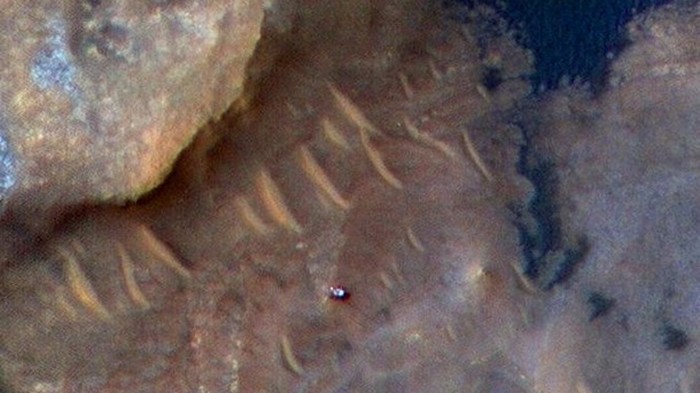 NASA показало Curiosity с орбиты Марса