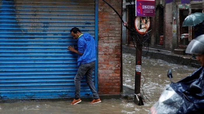 В Индии из-за дождей обрушилось здание: 14 погибших