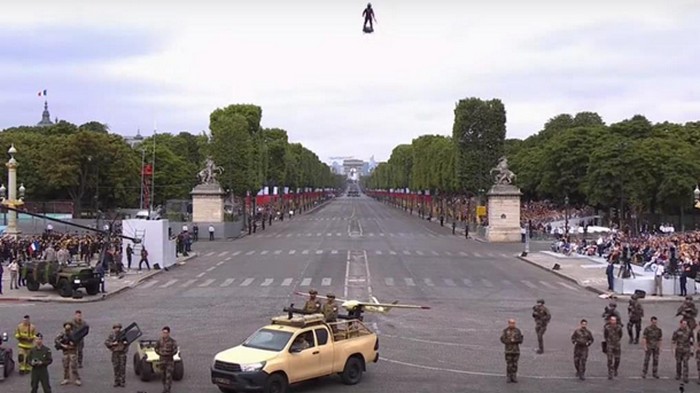 Француз полетал в Париже на реактивной доске (видео)