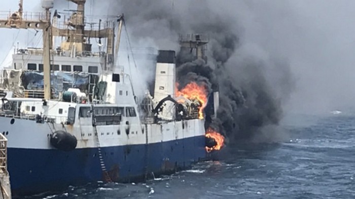 У берегов Африки загорелся украинский корабль, пропал моряк (фото)