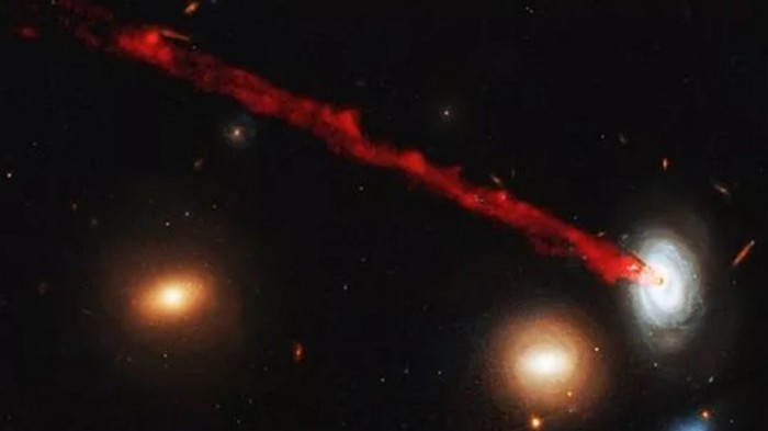 Hubble снял извергающую газ умирающую галактику