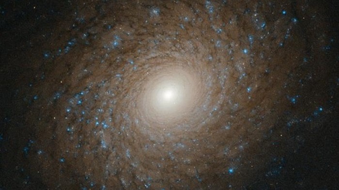 Hubble снял идеальную спиральную галактику
