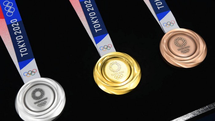 В Токио показали медали Олимпийских игр-2020 (фото)