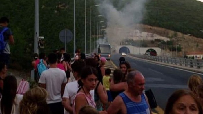 В Греции загорелся туристический автобус (видео)