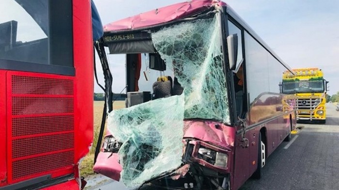 В Польше при столкновении автобусов пострадали 27 человек (фото)