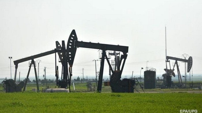 Цена на нефть обвалилась ниже $57 за баррель