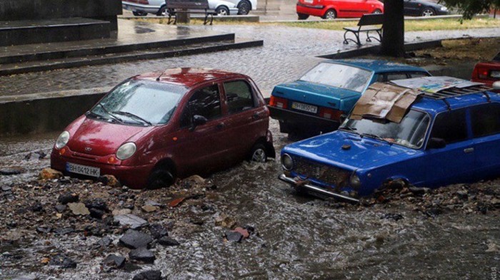 Ливень в Одессе: Улицы затопило, снесло машины (фото)