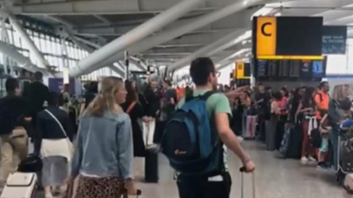 В аэропортах Лондона из-за сбоя системы застряли 15 тысяч пассажиров