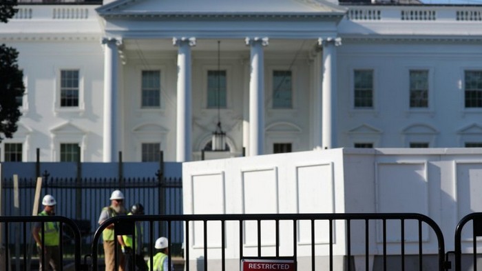 Белый дом временно заморозил финансовую помощь другим государствам