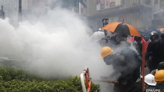В Гонконге полиция впервые применила водометы