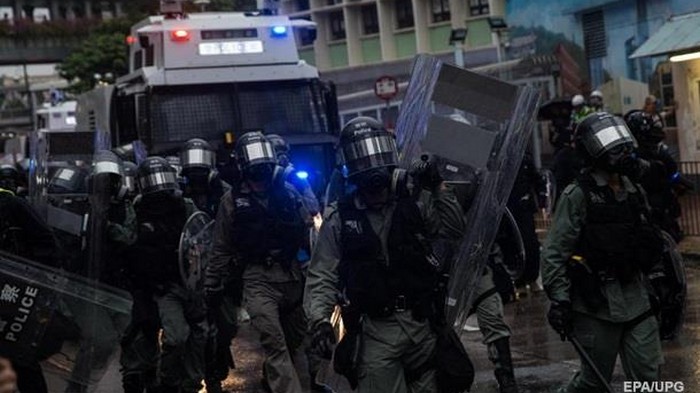 На протестах в Гонконге ранены 15 полицейских
