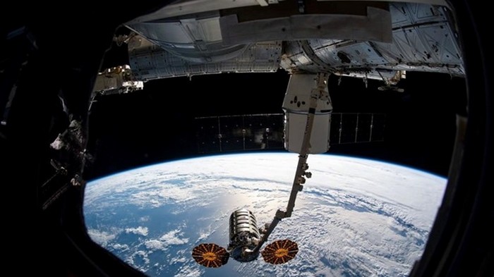 NASA показала выход астронавта в открытый космос