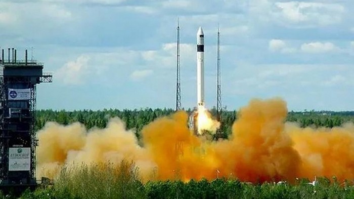 Россия запустила ракету Рокот с военным спутником