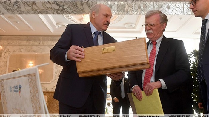 Лукашенко подарил Трампу кортик