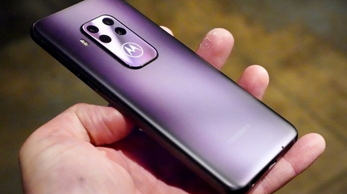 Motorola представила смартфон с квадрокамерой (видео)