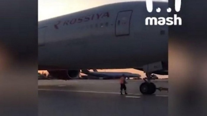 В Шереметьево загорелся самолет с пассажирами — видео