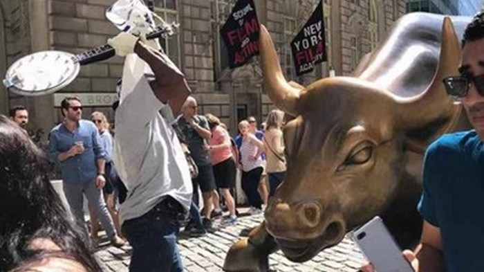 В Нью-Йорке вандал повредил статую быка (видео)