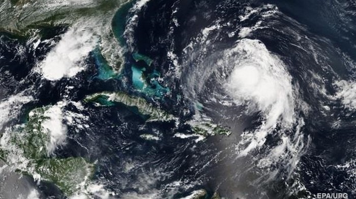Циклон Умберто усилился и получил статус урагана