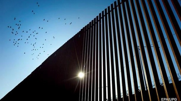 Трамп: Скалолазы не смогли перелезть стену на границе с Мексикой