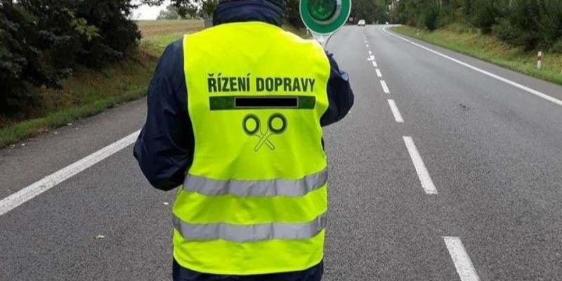 В Чехии двое граждан Украины незаконно регулировали дорожное движение