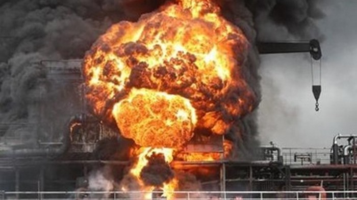 В Южной Корее взорвалось судно с нефтепродуктатми