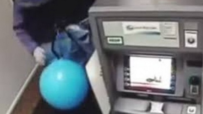 На Харьковщине пытались вскрыть банкомат с помощью шариков
