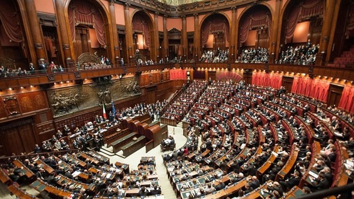 В Италии сократят парламент на 345 депутатов