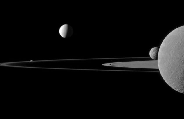 Ученые зафиксировали странные звуки между Сатурном и его спутником