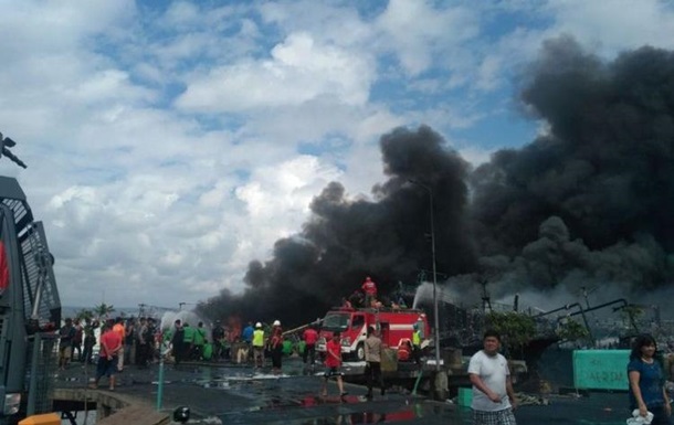 В Индонезии пожар уничтожил 40 судов (видео)