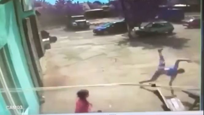 В сети появилось видео, как смерч поднял в воздух подростка в Одесской области