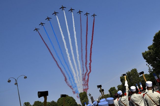 Пилотажная группа на Дне взятия Бастилии перепутала цвета флага Франции