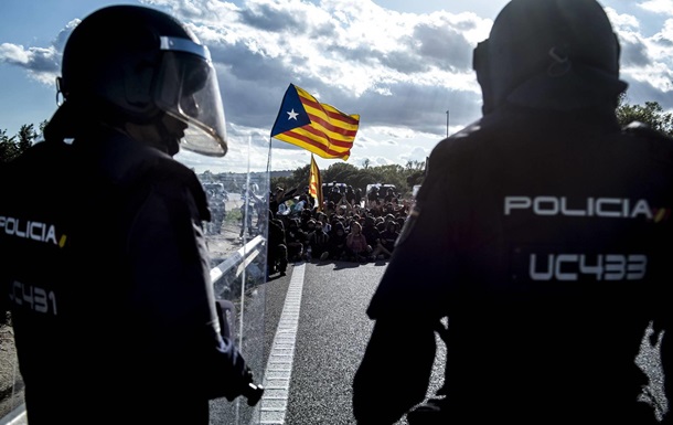 Испания направляет сотни спецназовцев в Каталонию