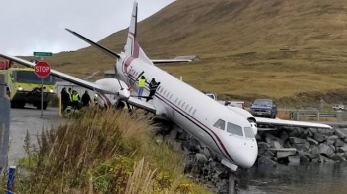На Аляске самолет с пассажирами повис над водой