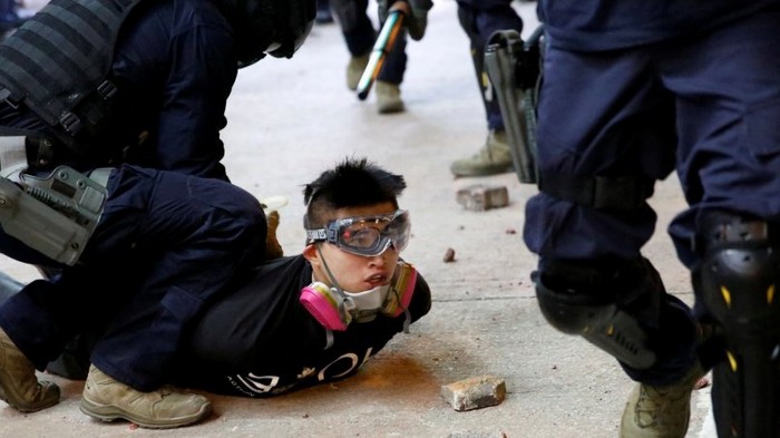 В Гонконге полиция разогнала протестующих при помощи слезоточивого газа, резиновых пуль и водомета