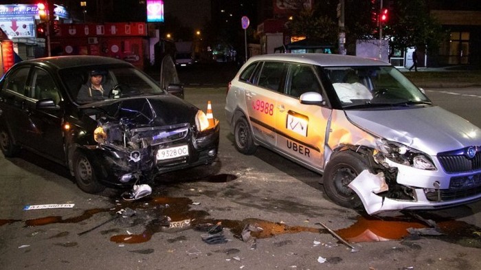 В Киеве при столкновении двух такси пострадали четверо людей