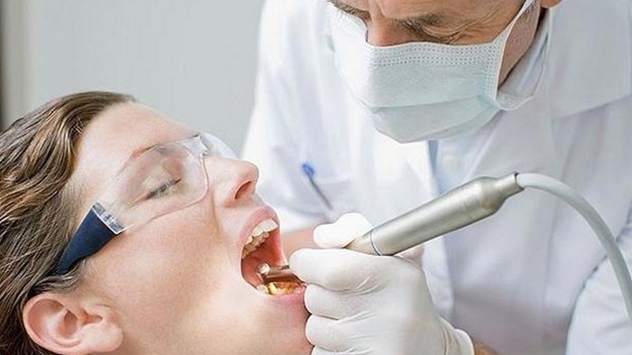 Стоматолог удалил пациенту рекордно длинный зуб (фото)