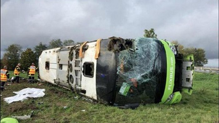 Во Франции перевернулся автобус, более 30 пострадавших