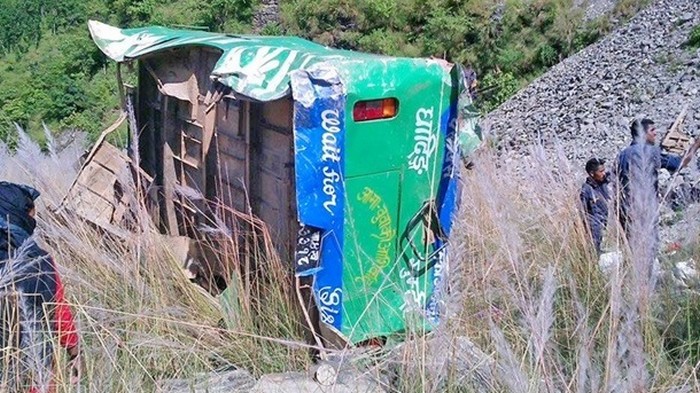 В Непале автобус рухнул в реку с высоты 500 метров: 17 жертв