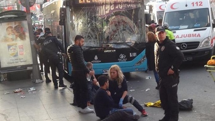 В Стамбуле водитель автобуса въехал в остановку и напал на людей
