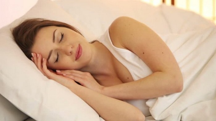 Ученые определили, почему одни люди могут спать меньше других