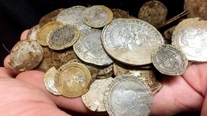 В Северной Ирландии искали кольцо, а нашли крупный клад золотых монет (фото)