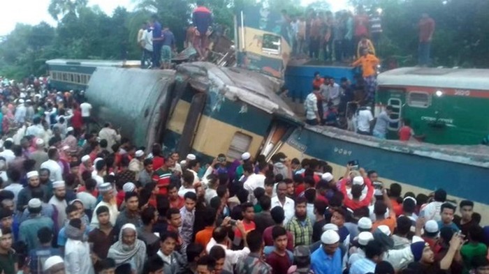 В Бангладеш столкнулись два поезда (видео)