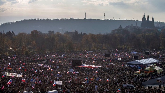 Сотни тысяч протестующих выдвинули ультиматум премьеру Чехии (видео)