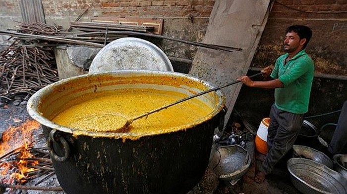 В Индии ребенок случайно сварился в котле с супом