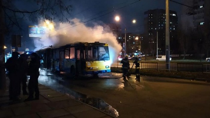 Во Львове на остановке сгорел троллейбус (видео)