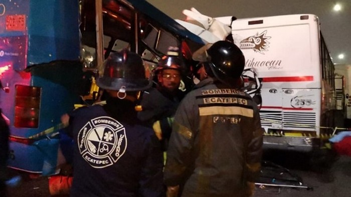 В Мексике столкнулись автобусы: погибли 11 человек, еще 25 ранены (видео)