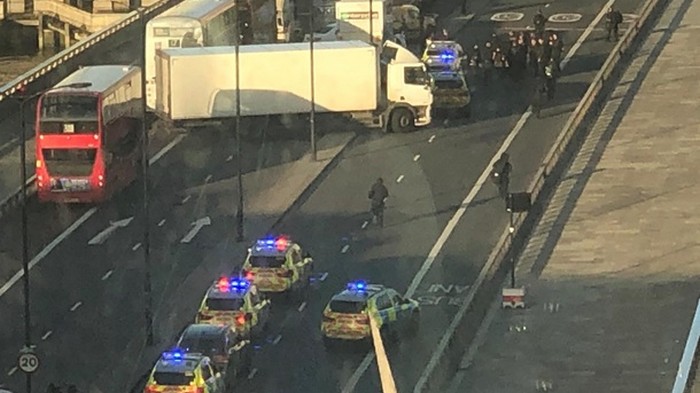 В центре Лондона мужчина с ножом напал на людей, есть раненые