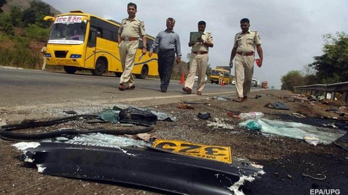 В Индии автобус столкнулся с автоцистерной