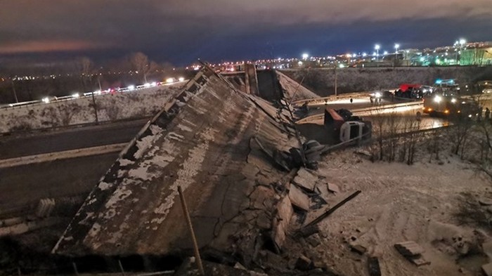 Из-за колонны грузовиков рухнул мост (видео)