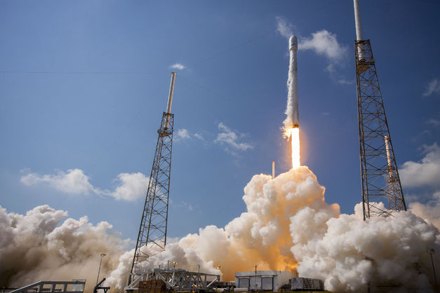 SpaceX успешно запустила Falcon 9 со спутником (видео)